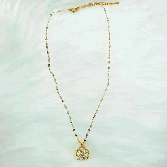 Sparkly Cubic Zirconia Rotating Four Leaf Clover Pendant - Picture 3 of 7